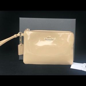 NWT COACH PATENT LEATHER WRISTLET IN BOX